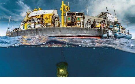 筒仓离开了半深海加压站，带着潜 水员来到大海深处（摄影：乔迪·基亚斯）。
