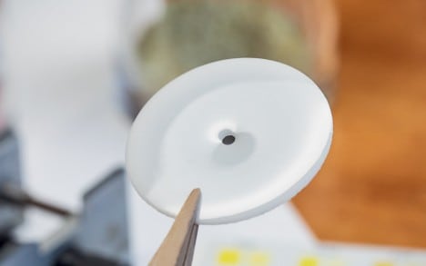 En relojería, para este tipo de trabajo, se utiliza habitualmente una esfera de esmalte. En este caso, Blancpain ha optado por la porcelana.
