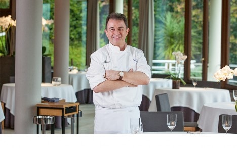 Martín im Speisesaal seines Restaurants in Lasarte, am Handgelenk trägt er seine Blancpain Villeret.
