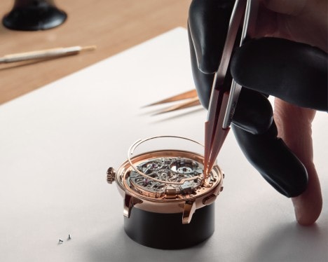 Micro-regolazioni fini dei gong da parte dell’orologiaio sono necessarie affinché le frequenze risuonino in modo perfetto.